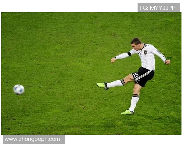 足球巨星热身时的精彩射门瞬间引爆全场激情与期待